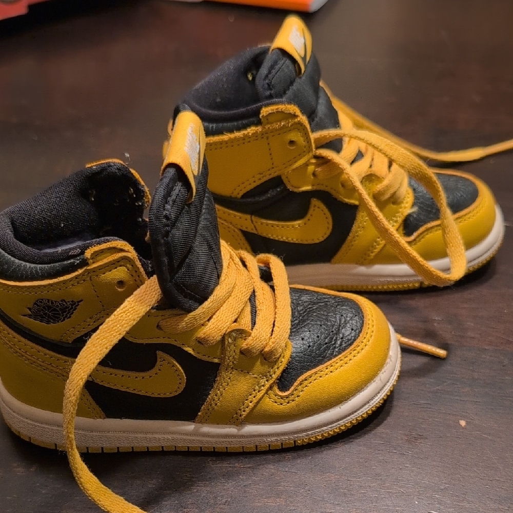 Nike Kids Black and Yellow Sneakers
